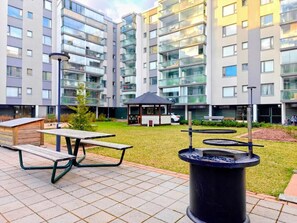 Outdoor dining - Modern Nordic Stay in Helsinki Center with Pool, Sauna & Gym (Helsinki)