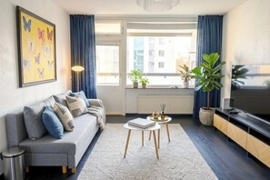 Living area - Modern Nordic Stay in Helsinki Center with Pool, Sauna & Gym (Helsinki)