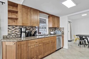 Fridge, microwave, oven, stovetop - Poolside Paradise in North Lauderdale (North Lauderdale)