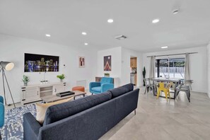 Smart TV, offices - Poolside Paradise in North Lauderdale (North Lauderdale)