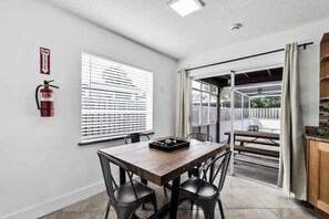 Dining - Poolside Paradise in North Lauderdale (North Lauderdale)