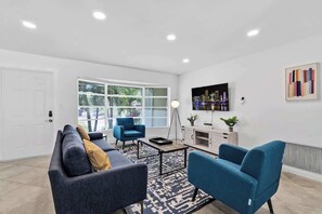 Smart TV, offices - Poolside Paradise in North Lauderdale (North Lauderdale)