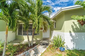 Exterior - Poolside Paradise in North Lauderdale (North Lauderdale)