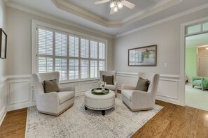 Living area - Luxury Augusta Oasis-Sleeps 12-Patio&Grill-Spacious! (Augusta)