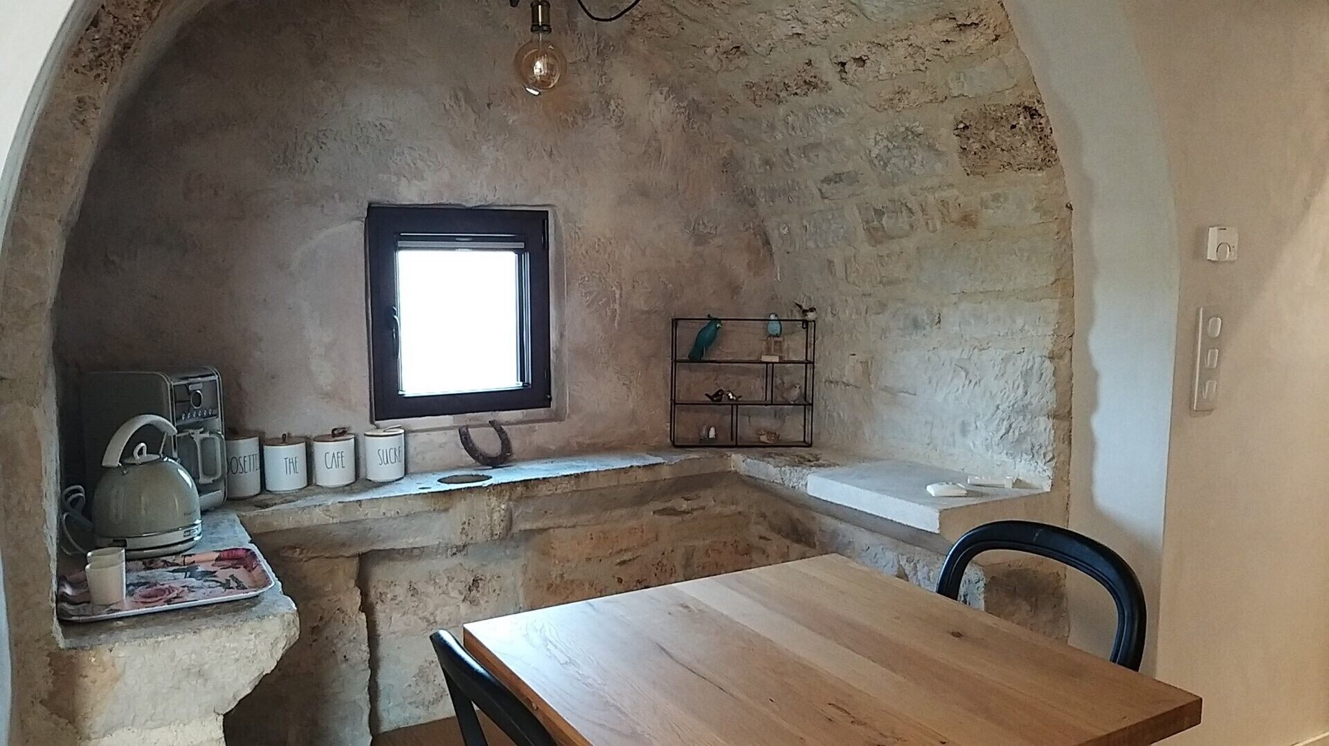 Réfrigérateur, four, plaque de cuisson, cafetière/bouilloire