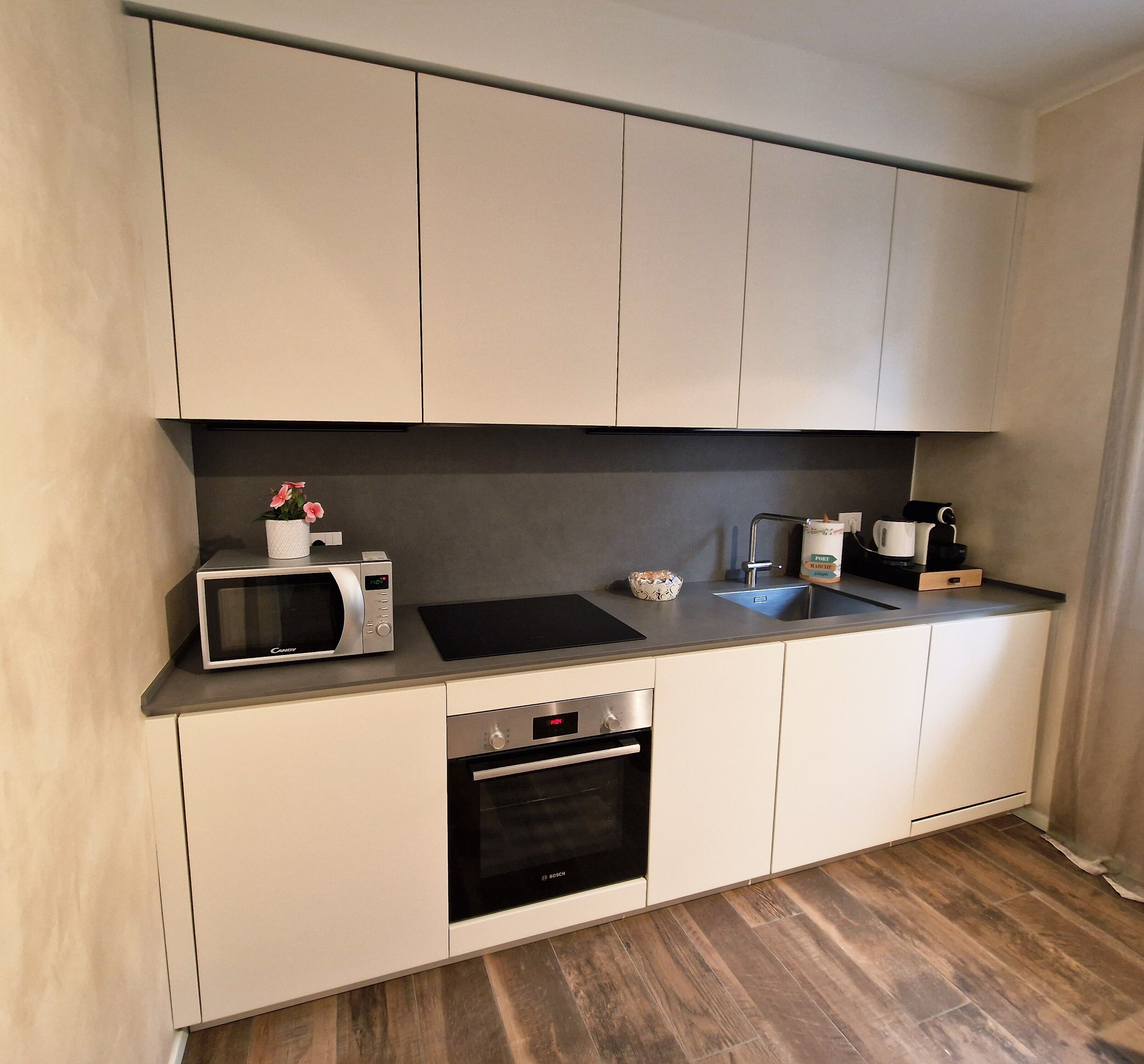 Kühlschrank, Mikrowelle, Ofen, Geschirrspüler