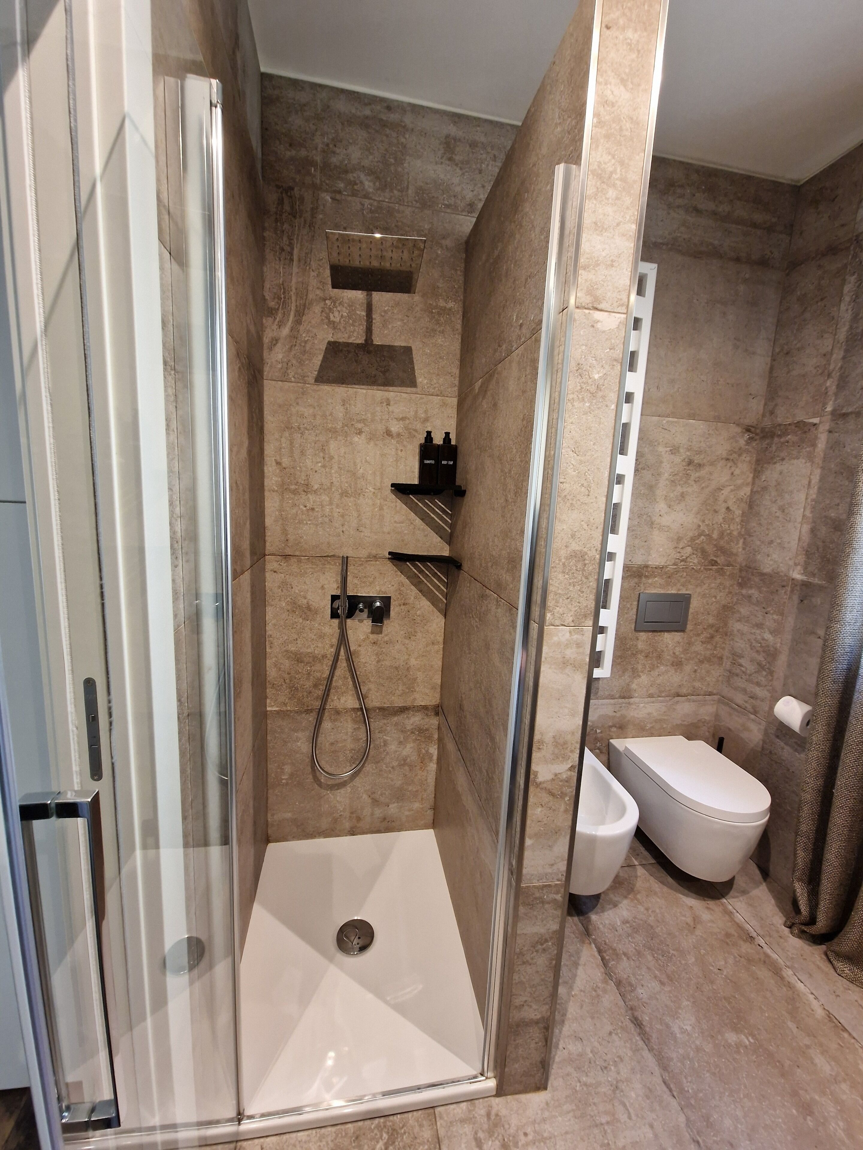 Bruser, hårtørrer, bidet, håndklæder