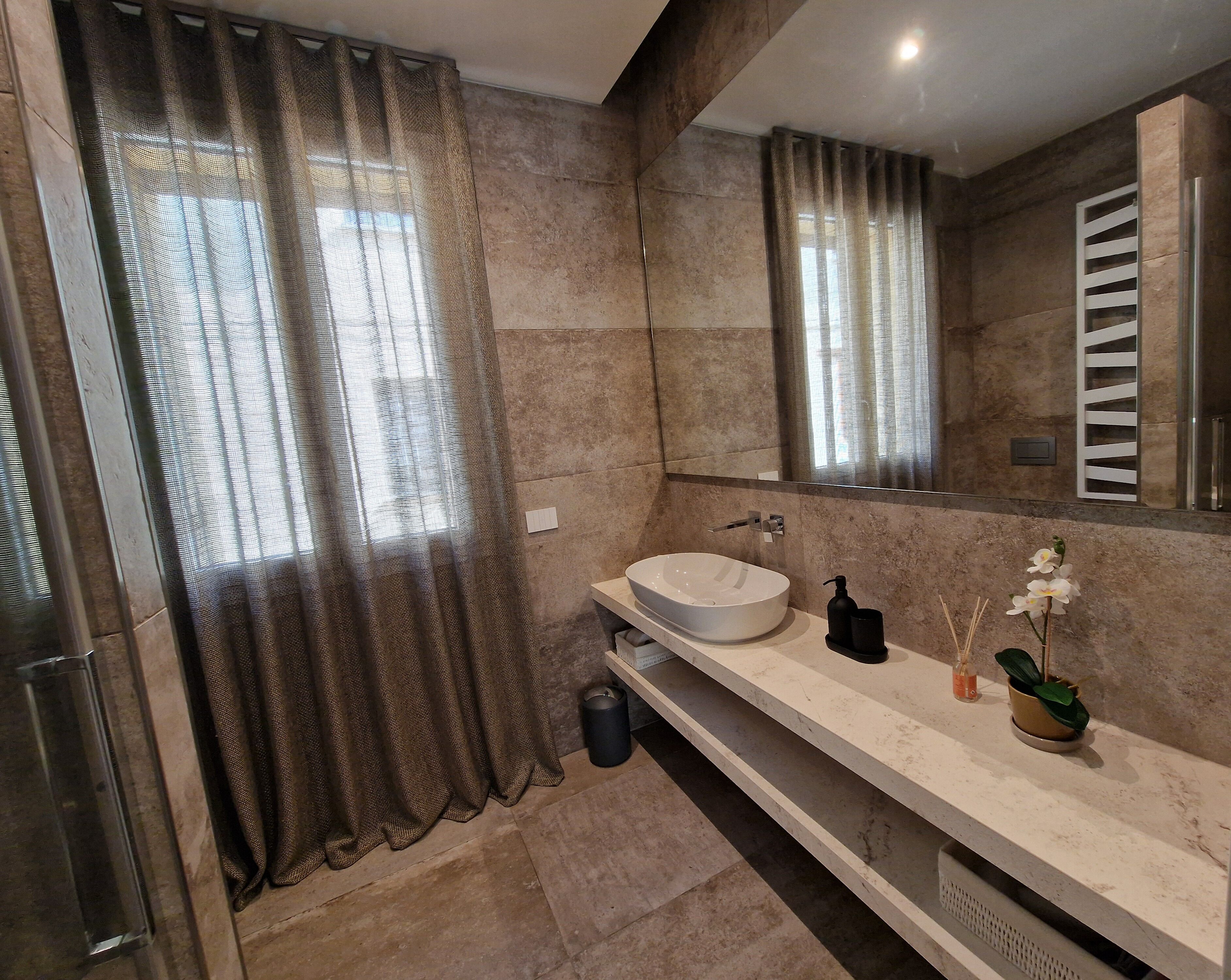 Dusche, Haartrockner, Bidet, Handtücher