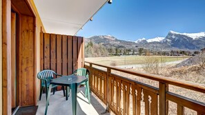 Balcony - Couple Getaway With Mountain View (Morillon)