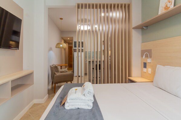Tabla de planchar con plancha, wifi gratis, ropa de cama