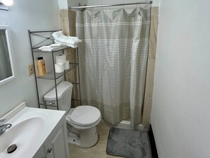 Serviettes fournies, savon, papier toilette