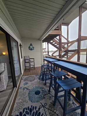 Outdoor dining - Recently renovated lake View Condo with balcony (Port Clinton)