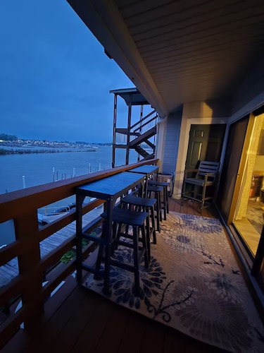 Recently renovated lake View Condo with balcony