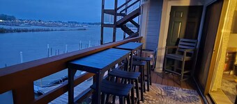 Recently renovated lake View Condo with balcony