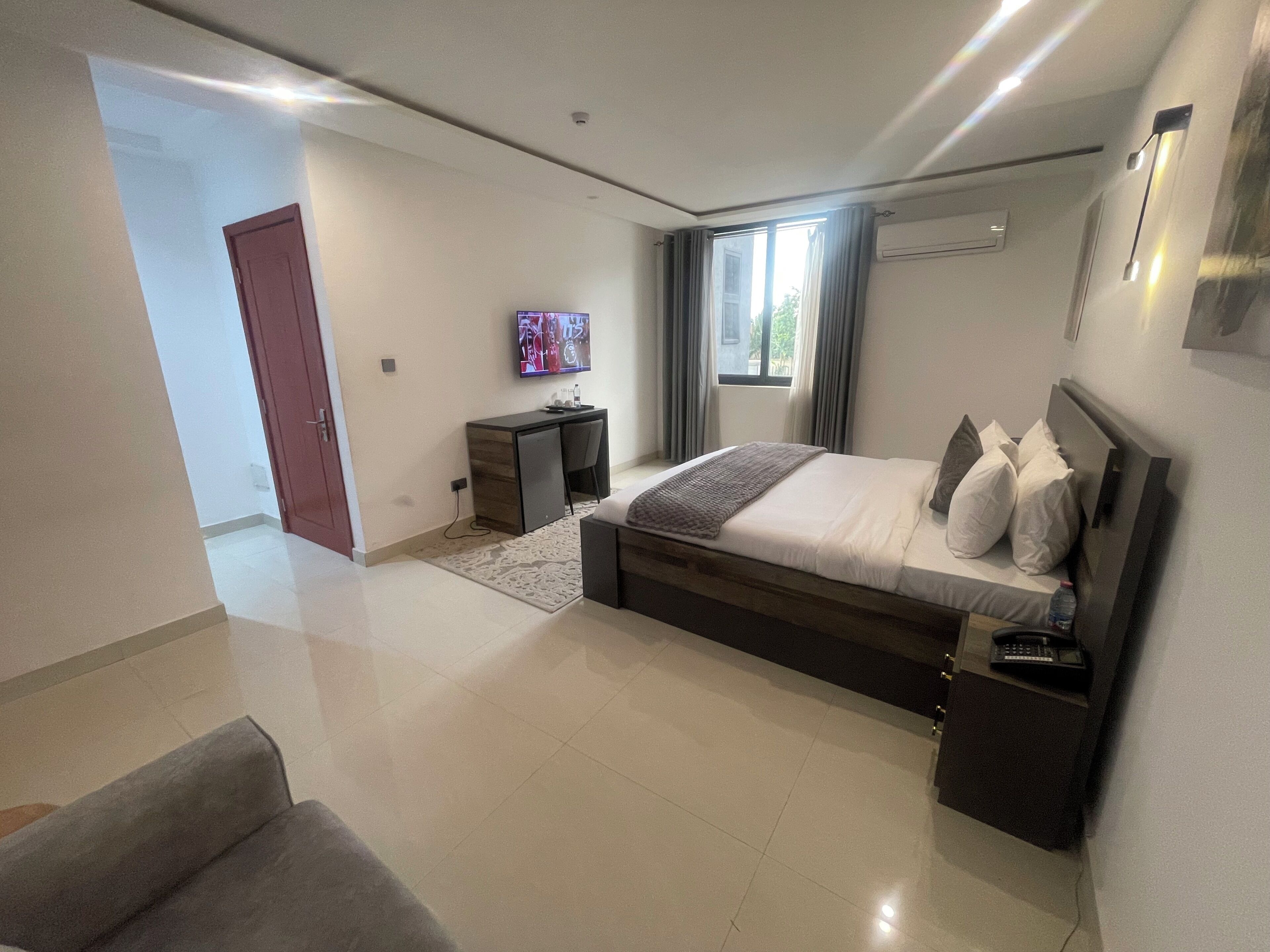Superior Suite | Desk, laptop workspace, blackout drapes, iron/ironing board