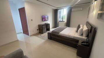 Superior Suite | Desk, laptop workspace, blackout drapes, iron/ironing board