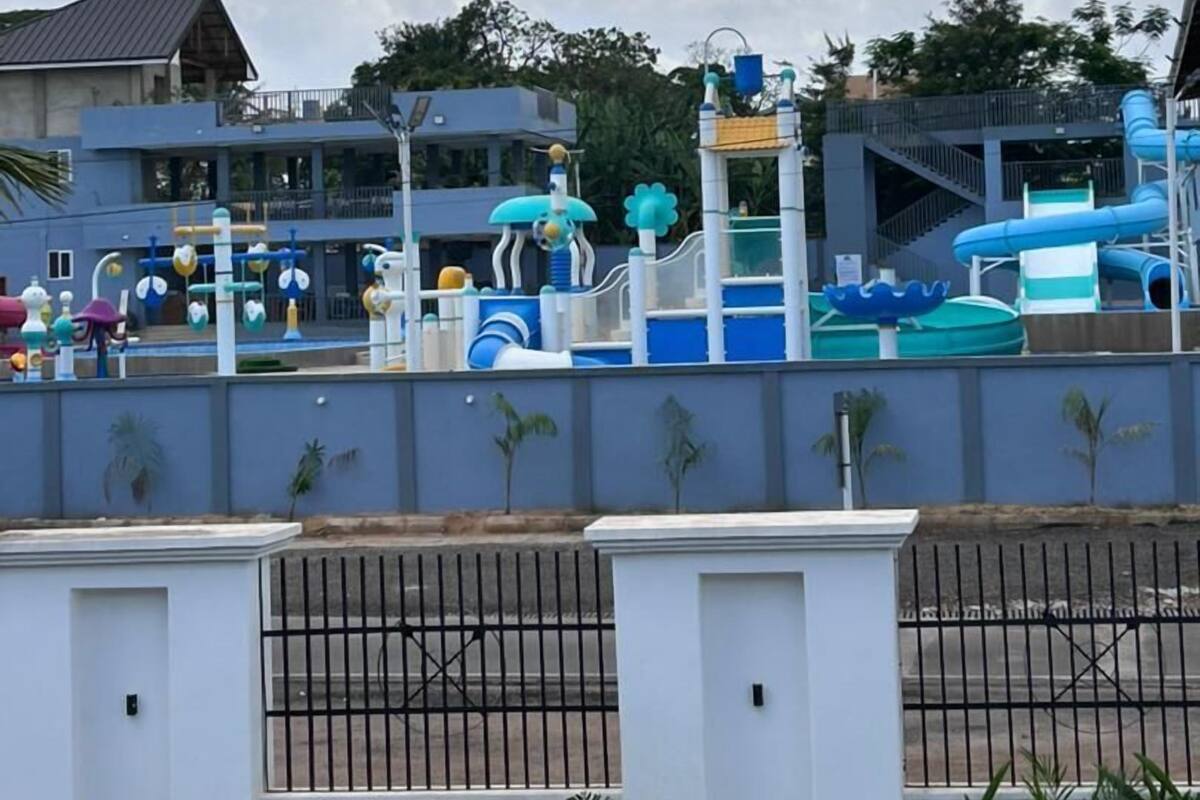Un parque acuático con toboganes y estructuras de juego.