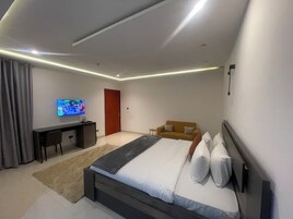 Escritorio, espacio para trabajar con laptop y cortinas blackout