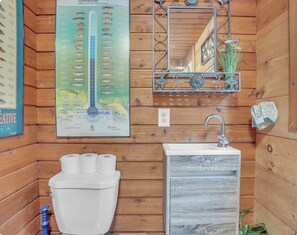 Hair dryer, towels, soap, toilet paper - COZY COTTAGE IN MUSKOKA (Severn)