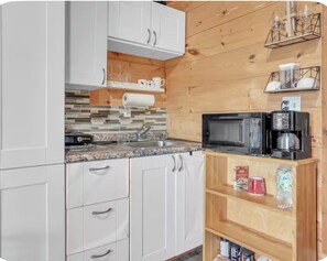 Private kitchen - COZY COTTAGE IN MUSKOKA (Severn)