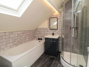 Shower - Trafalgar I (Scarborough)