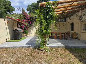 Outdoor dining - Villa "Apartment with Garden" with Mountain View, Private Terraces, and Air Conditioning (Aléria)