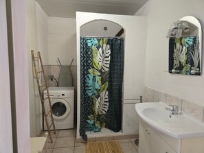 Bathroom - Villa "Apartment with Garden" with Mountain View, Private Terraces, and Air Conditioning (Aléria)