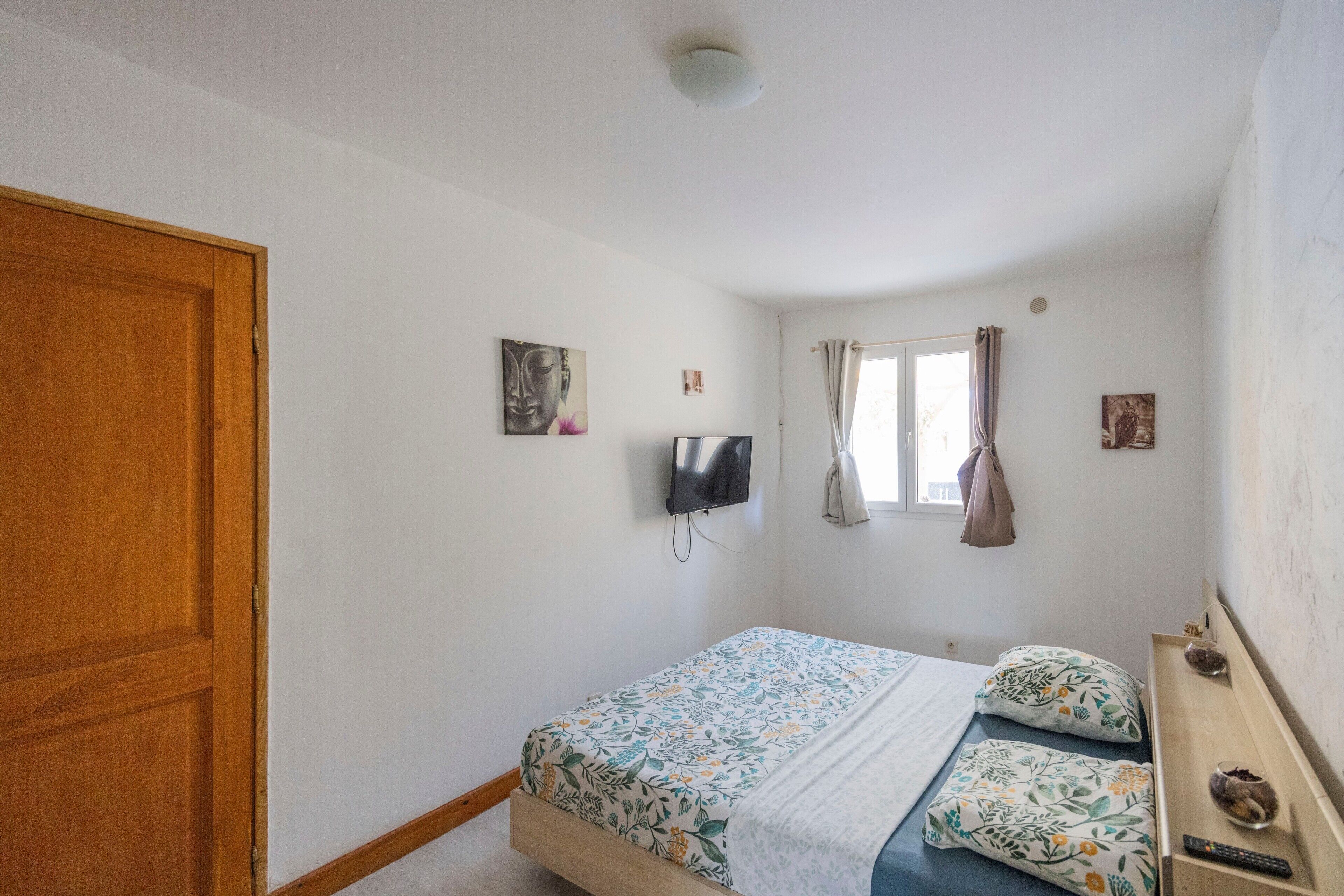 2 bedrooms, bed sheets