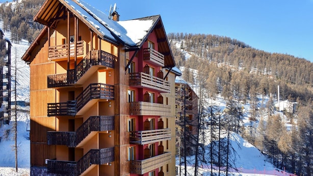 A multi-story hotel with balconies, located in a snowy mountainous area. - Family Alpine Stay in Risoul (Risoul)