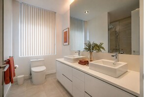 Junior-Zimmer, Stadtblick | Badezimmer | Kostenlose Toilettenartikel, Haartrockner, Handtücher, Seife