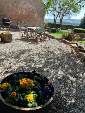 Outdoor dining - The Cottage at Burnhopeside Hall (Lanchester)