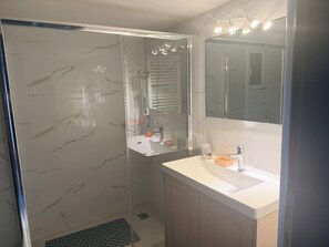 Shower, hair dryer, bidet, towels - Delightful 2-bedroom apartment near the port (Pireas)