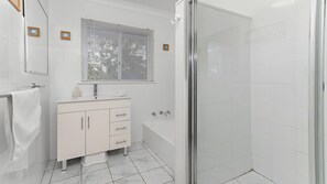 Een douche, een haardroger, handdoeken