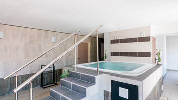 Apartment | Pool | Outdoor pool, a heated pool