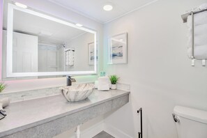 Een haardroger, handdoeken, zeep, toiletpapier