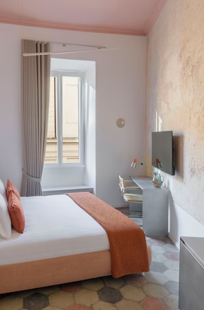 A hotel room with a bed, a desk, a television, and a window with curtains. - Ehi Colosseo (Rome)