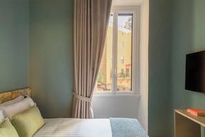 Deluxe Quadruple Room, Balcony | In-room safe, blackout drapes, soundproofing, iron/ironing board - Ehi Colosseo (Rome)