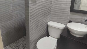A bathroom with a toilet, bidet, and a sink. - WLC Stay (Ayutuxtepeque)