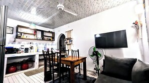 Casa Deluxe, vista giardino | Area soggiorno | Smart TV 32 pollici con canali digitali