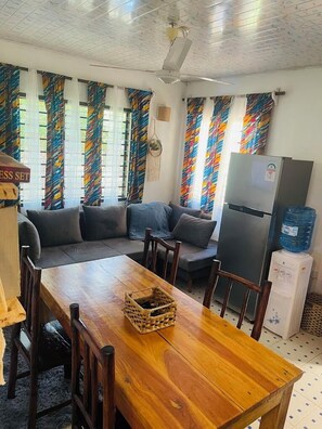 Casa Deluxe, vistas al jardín | Zona de estar | Smart TV de 32 pulgadas con canales digitales