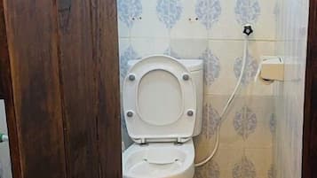 Deluxe huis, uitzicht op tuin | Badkamer | Een douche, gratis toiletartikelen, pantoffels, handdoeken