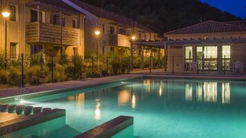 Apartemen | Kolam renang | Kolam renang outdoor dan sebuah kolam renang air hangat