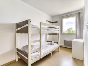 A bunk bed room with a window, radiator, and a small desk. - Saint Cyprien Quiet Residence for 6 (Saint-Cyprien)