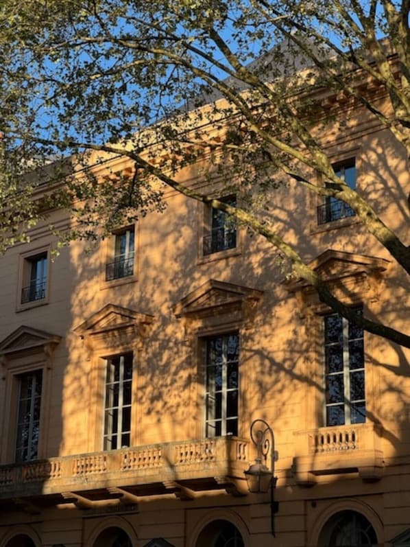 A classical building with multiple windows and a balcony. - Close to the Castle- Soothing and calm garden view (Versailles)