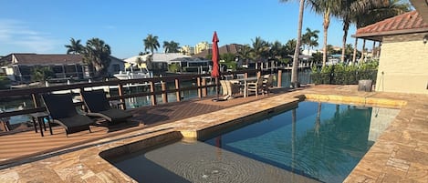Una piscina al aire libre, una piscina climatizada