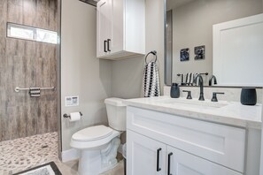 Dusche, Handtücher, Seife, Toilettenpapier