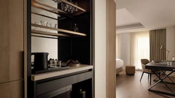 Egyptian cotton sheets, premium bedding, in-room safe, desk