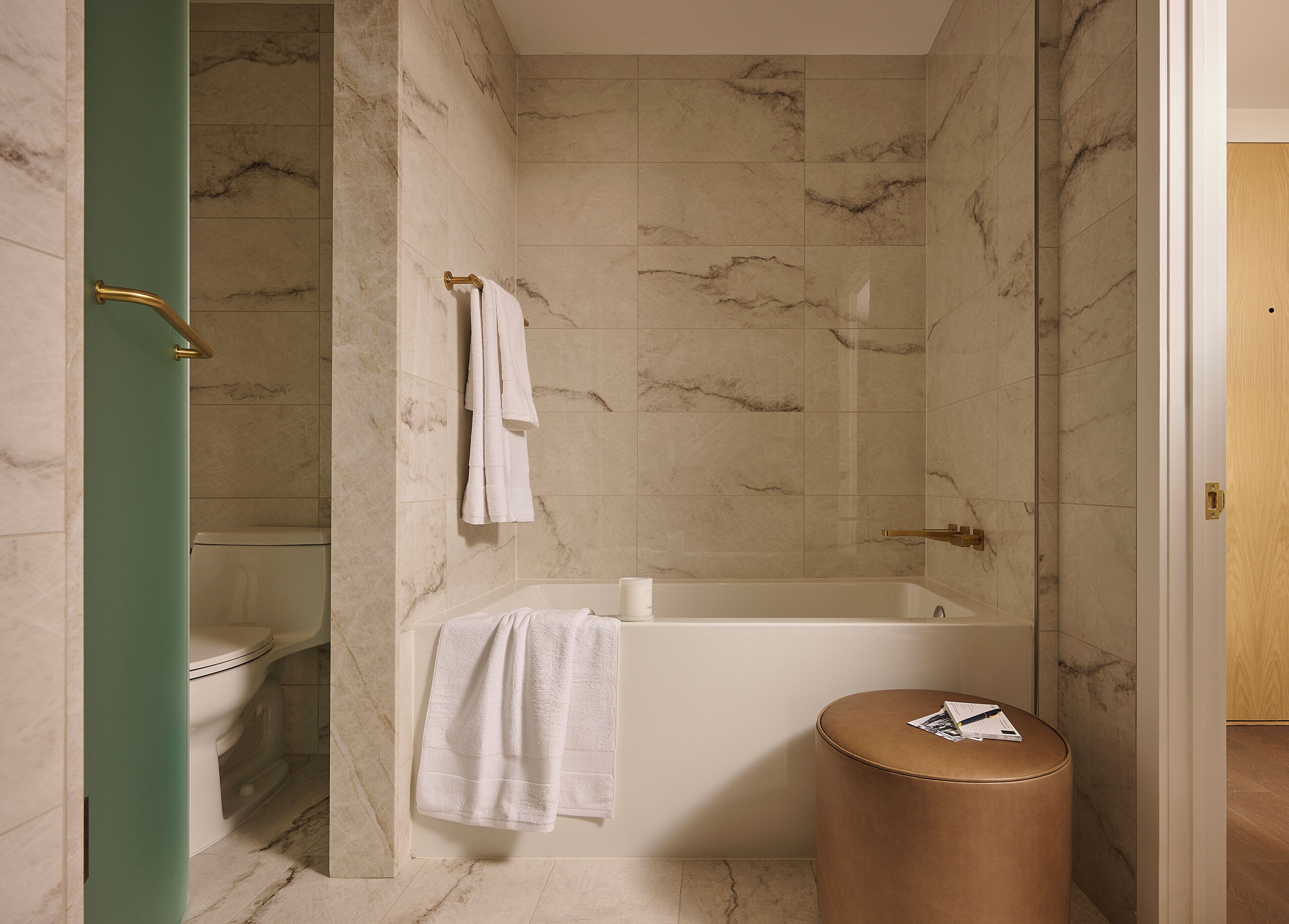 Ein Badezimmer mit Badewanne, Toilette und Duschbereich.