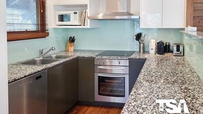 Cafetera y tetera, utensilios de cocina y comedor 