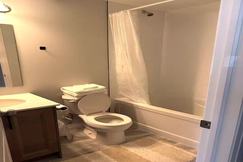 Douche, serviettes fournies, savon, papier de toilette